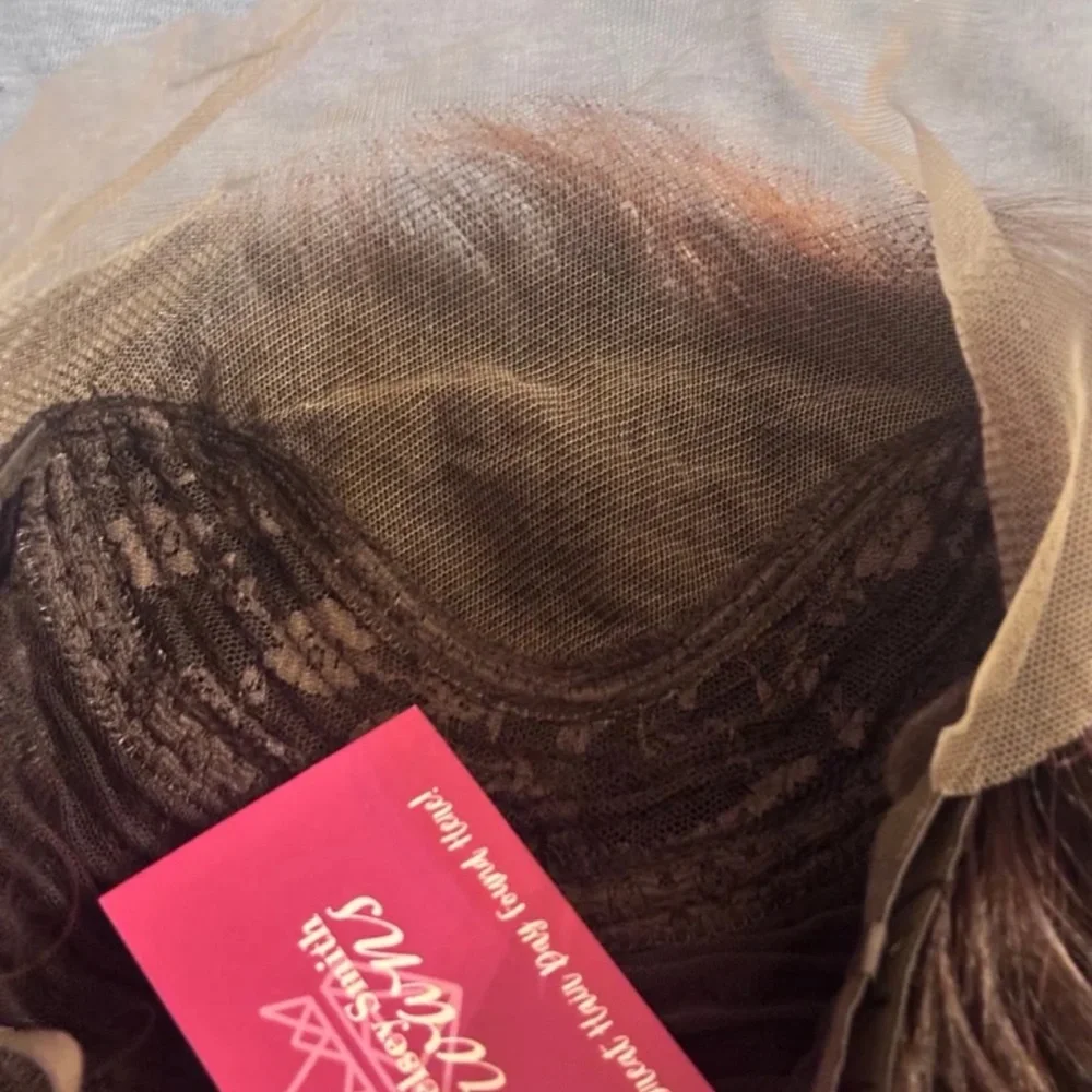 New with lace attached Chelsey smith cosmetics - Picture 7 of 7